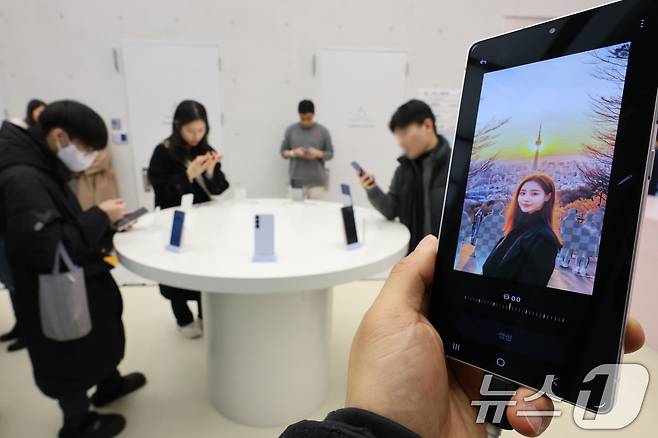 23일 서울 서초구 삼성스토어 삼성강남에서 고객들이 삼성전자의 최신 스마트폰 갤럭시 S25 시리즈를 살펴보고 있다. 삼성전자는 인공지능(AI) 기능을 대폭 강화한 갤럭시 S25 시리즈 사전 판매를 오는 24일부터 2월 3일까지 진행한다. 갤럭시 S25는 115만 5000원부터, S25+와 S25 울트라는 각각 135만 3000원과 169만 8400원부터 판매된다. 2025.1.23/뉴스1 ⓒ News1 신웅수 기자