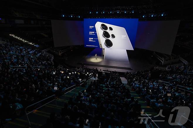22일(현지시간) 미국 새너제이에 위치한 'SAP센터'에서 열린 '갤럭시 언팩 2025'에서 '갤럭시 S25 시리즈' 제품이 소개되고 있다. (삼성전자 제공) 2025.1.23/뉴스1