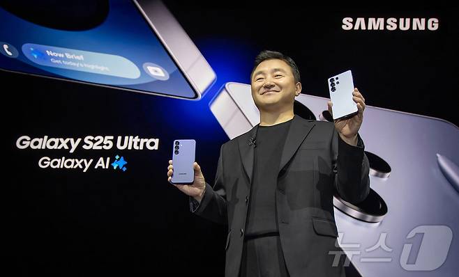 노태문 삼성전자 MX사업부장 사장이 22일(현지시간) 미국 새너제이 SAP센터에서 열린 '갤럭시 언팩 2025(Galaxy Unpacked 2025)' 행사에서 '갤럭시 S25 시리즈'를 공개하고 있다. (삼성전자 제공) 2025.1.23/뉴스1