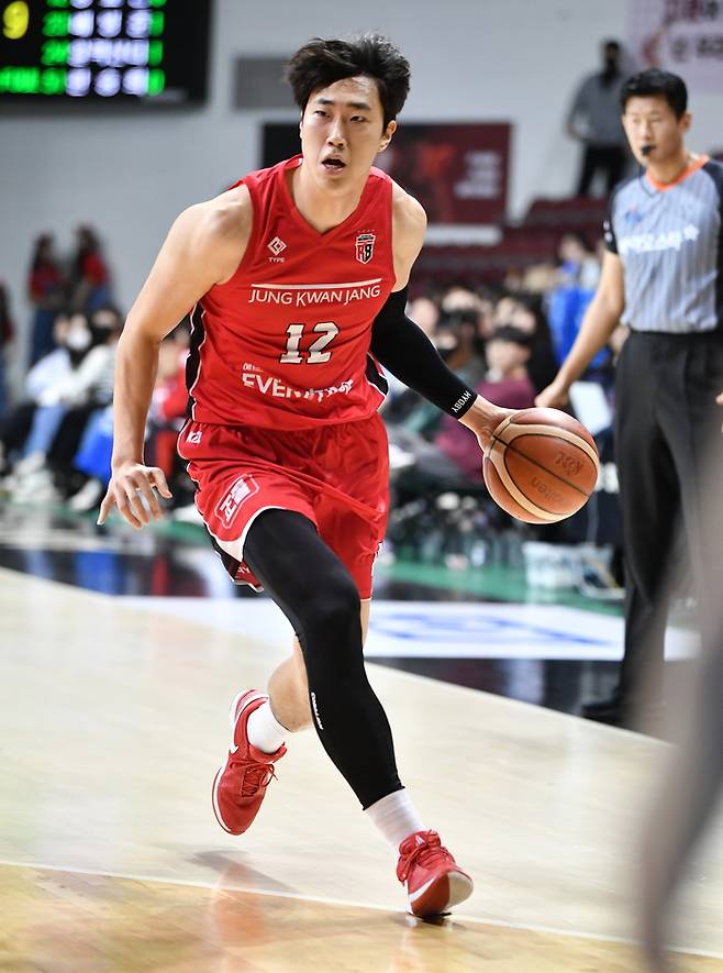 안양 정관장 정효근은 원주 DB의 녹색 유니폼으로 갈아입고 코트를 누빌 예정이다. 사진 | KBL