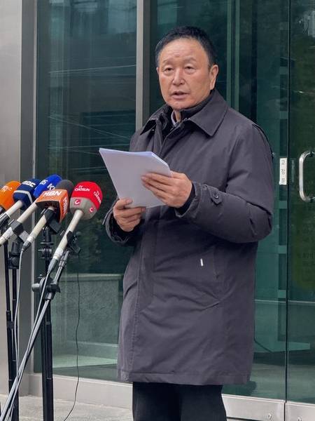 허정무 전 프로축구 K리그1 대전하나시티즌 이사장이 22일 오전 서울 종로구 축구회관 앞에서 긴급 기자회견을 갖고 발언하고 있다. 사진┃허정무 캠프