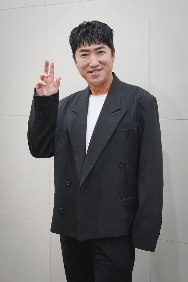 배우 장동민이 인터뷰에 앞서 사진촬영을 하고 있다. 웨이브 제공