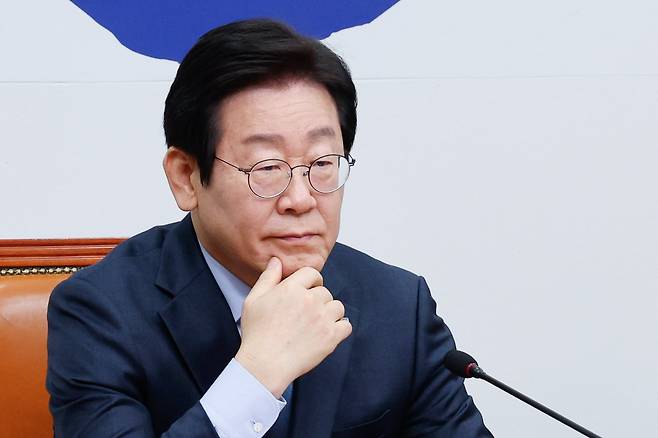 이재명 더불어민주당 대표가 22일 오전 서울 여의도 국회에서 열린 최고위원회의에 참석해 최고위원 발언을 듣고 있다./뉴스1