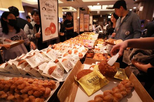 대전 중구 은행동에 위치한 성심당 본점이 빵을 사기 위한 사람들로 북적이고 있다. 대전일보DB