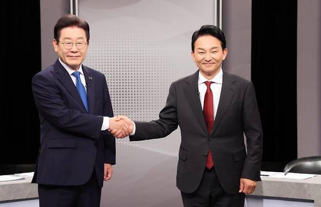 이재명 더불어민주당 대표와 원희룡 전 국토교통부 장관이 지난해 4월 총선 당시 경기 부천시 OBS 경인TV에서 진행된 22대 총선 인천 계양을 후보자 토론회에 앞서 포즈를 취하고 있다. ⓒ국회사진취재단