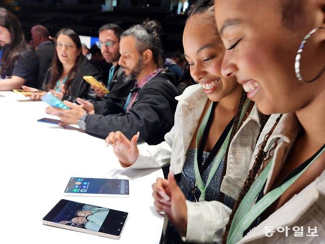 벨기에 쌍둥이 인플루언서 팀 앙게트윈스가 22일(현지 시간) ‘갤럭시 언팩 2025’ 행사장에서 ‘갤럭시S25’ 시리즈를 사용해보고 있다. 새너제이=곽도영 기자 now@donga.com