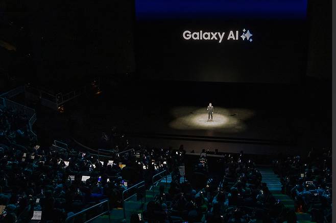 노태문 모바일경험(MX) 사업 부장(사장)이 22일(현지시간) 미국 캘리포니아주 새너제이 SAP센터에서 열린 '갤럭시 언팩 2025' 행사에서 인사말을 하고 있다.