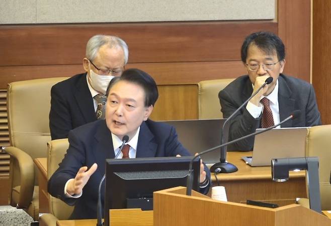 윤석열 대통령이 지난 21일 오후 서울 종로구 헌법재판소에서 열린 탄핵심판 3차 변론에 출석해 피청구인석에서 발언하고 있다. [헌법재판소 제공] 연합뉴스