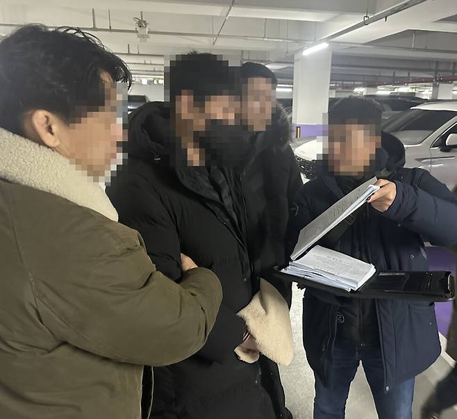 지난 15일 경기도 성남시 주거지에서 경찰에 붙잡힌 ‘자경단’ 총책 ㄱ씨. 서울경찰청 제공