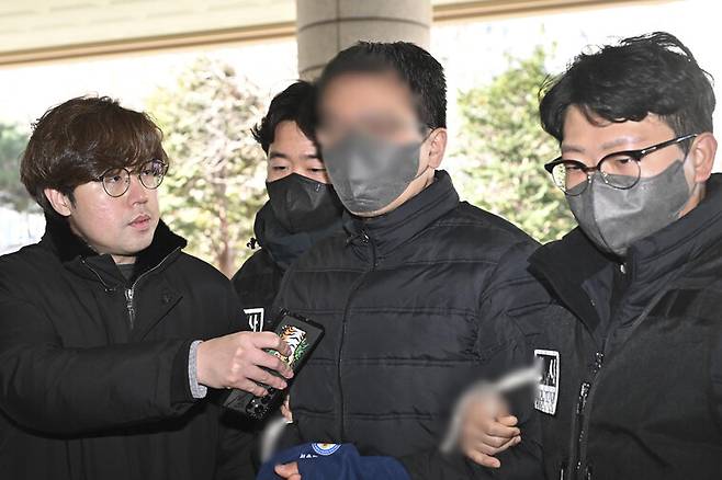 서울서부지방법원 폭력 집단난동 사태 당시 판사실에 침입한 40대 남성 이아무개씨가 23일 오후 서울 마포구 서울서부지법에서 열린 구속 전 피의자 심문(영장실질심사)에 출석하고 있다. 공동취재사진