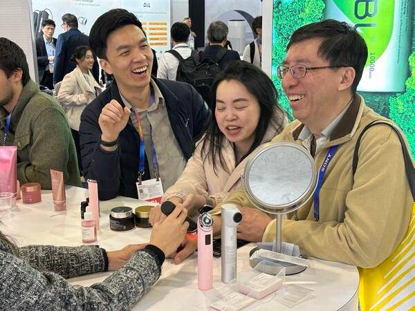 에이피알 CES 2025 부스를 찾은 방문객이 뷰티 디바이스 등을 체험하고 있다. 에이피알 제공