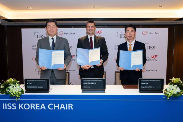 문지훈(오른쪽) 한화에어로스페이스 부사장이 지난 20일 싱가포르 샹그릴라 호텔에서 진행된 한국 연구석좌직(코리아 체어)' 신설 서명식에서 기거리히(가운데) 영국 국제전략문제연구소(IISS) 소장, 김기환 한국국제교류재단(KF) 이사장과 기념 촬영을 하고 있다. 한화그룹 제공