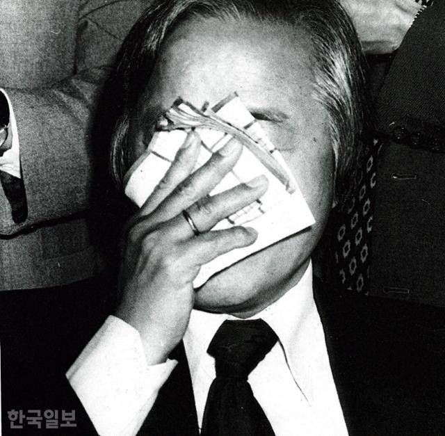 김영삼 신민당 총재가 1979년 10월 국회에서 민주공화당과 유신정우회 주도로 의원직 제명안이 처리된 후 기자회견을 열고 "야당 총재를 의회에서 추방하는 것은 의회정치의 조종을 의미하는 것"이라며 눈물을 닦고 있다. 한국일보 자료사진