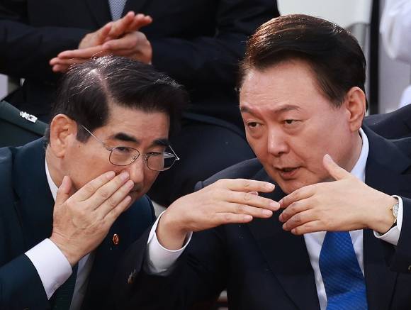 윤석열 대통령이 지난해 10월 1일 서울 광화문광장 관람 무대에서 건군 76주년 국군의날 시가행진을 지켜보던 중 김용현 국방부 장관과 대화하고 있다. 2024.10.1 [사진=연합뉴스]