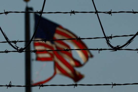 지난해 6월 멕시코와 국경을 접한 미국 텍사스주 엘패소 인근 국경 철조망 뒤로 성조기가 걸려 있다. 로이터=연합뉴스