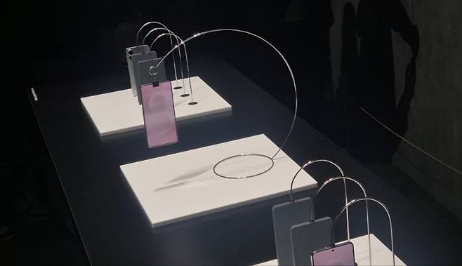 '갤럭시S25 엣지' 시제품.  /송영찬 특파원