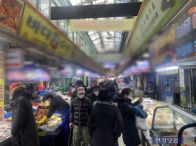 평일에도 붐비는 광명중앙시장/사진=유지희 기자