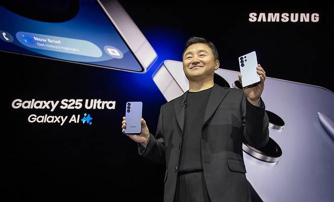 Samsung Electronics mobile business chief Roh Tae-moon poses with the latest Galaxy S25 smartphones during the Galaxy Unpacked event at the SAP Center in San Jose, California, Wednesday. (Samsung Electronics)