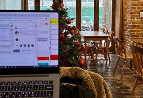 A person works on her laptop at Classico, a coffeehouse in Bundang, Gyeonggi [LEE JIAN]
