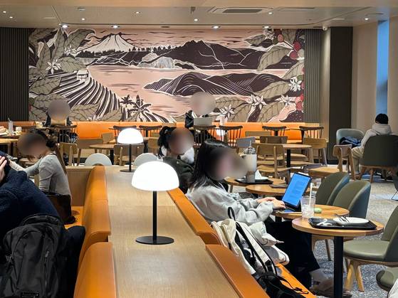 People study at a Starbucks in Pangyo, Gyeonggi [LEE JIAN]