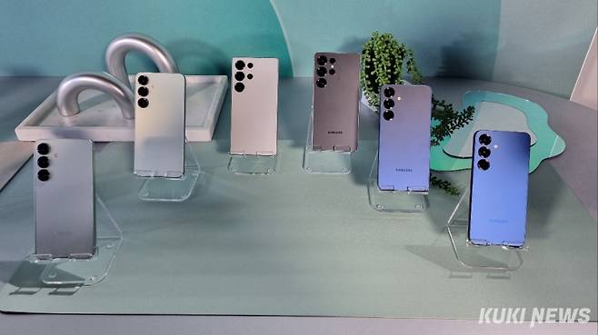 22일(현지시간) 캘리포니아주 새너제이(San Jose) 소재 SAP센터에서 ‘갤럭시 언팩 2025(Galaxy Unpacked 2025)’ 행사에 갤럭시 S25 시리즈 모델들이 진열돼 있다. 김재민 기자&nbsp;