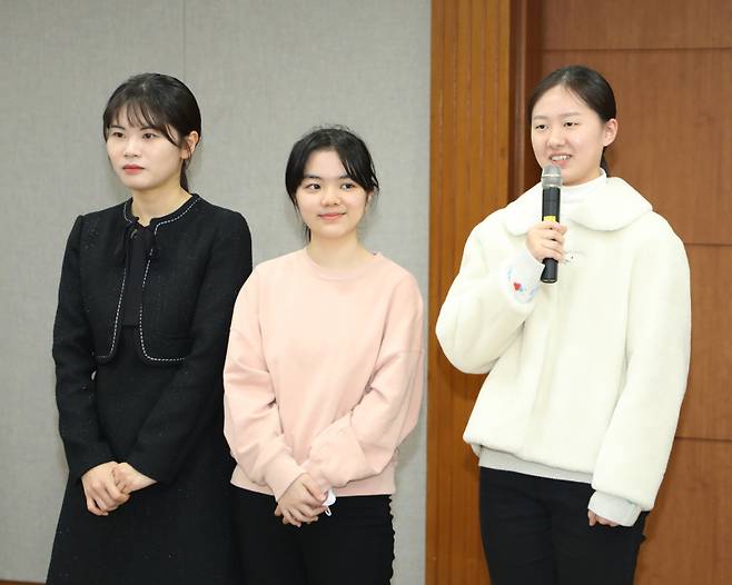 김은지 9단(오른쪽·여자 랭킹 1위)이 지난 15일 ‘Sh수협은행 해군 vs 여자 프로연승대항전’ 시상식에서 소감을 밝히고 있다. 가운데는 일본에서 건너온 스미레 3단(여자 랭킹 6위).&nbsp;