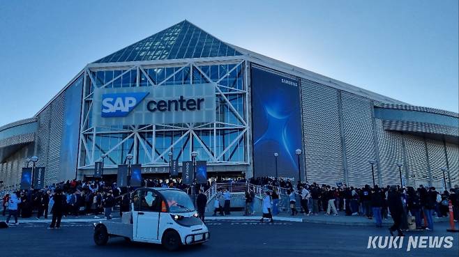 22일 오전 10시(현지시각) 캘리포니아주 새너제이(San Jose) 소재 SAP센터에서 열린 ‘갤럭시 언팩 2025(Galaxy Unpacked 2025)’ 행사 시작 1시간 전부터 대기 줄이 형성돼 있다. 김재민 기자&nbsp;&nbsp;