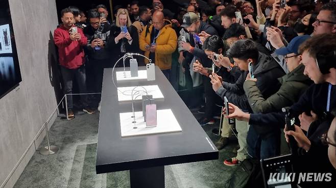 22일 오전 10시(현지시각) 캘리포니아주 새너제이(San Jose) 소재 SAP센터에서 열린 ‘갤럭시 언팩 2025(Galaxy Unpacked 2025)’ 체험존에 전시된 ‘갤럭시 S25 엣지’를 보기 위해 많은 인파가 몰려 있다. 김재민 기자&nbsp;