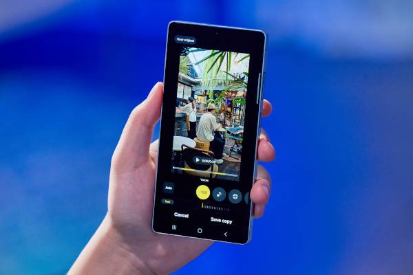 갤럭시 S25 울트라를 이용해 인공지능(AI) 영상 편집 기능인 ‘오디오 지우개’를 시연하는 모습. 삼성전자 제공