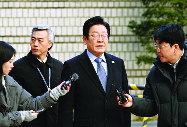 이재명 더불어민주당 대표가 23일 서울 서초구 서울고등법원에서 열린 공직선거법 위반 사건 항소심 첫 재판에 출석하고 있다. 권현구 기자