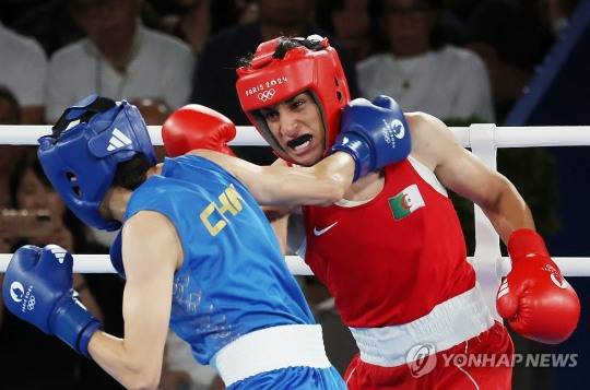 2024 파리올림픽 복싱 여자 66kg급 결승전에서 성별 논란에 휩싸였던 알제리의 이마네 칼리프(붉은색)가 중국의 양류에게 어퍼컷 공격을 하고 있다.[파리=연합뉴스 자료사진]