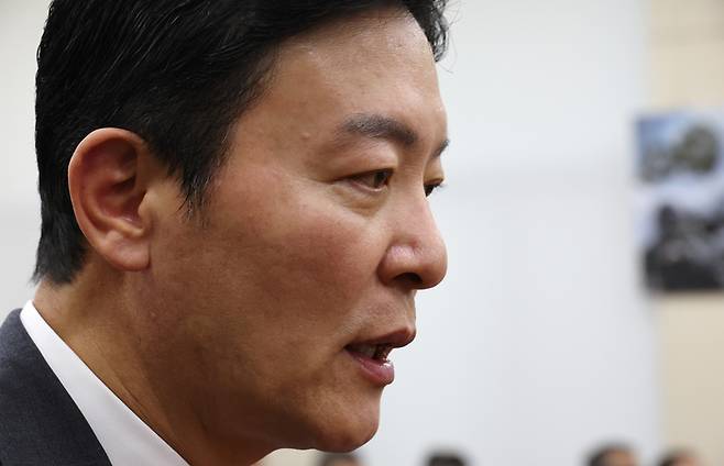 김성훈 대통령경호처 차장이 22일 국회에서 열린 ‘윤석열 정부의 비상계엄 선포를 통한 내란 혐의 진상규명 국정조사 특별위원회’ 1차 청문회에서 의원 질의에 답변하고 있다. [사진 = 연합뉴스]