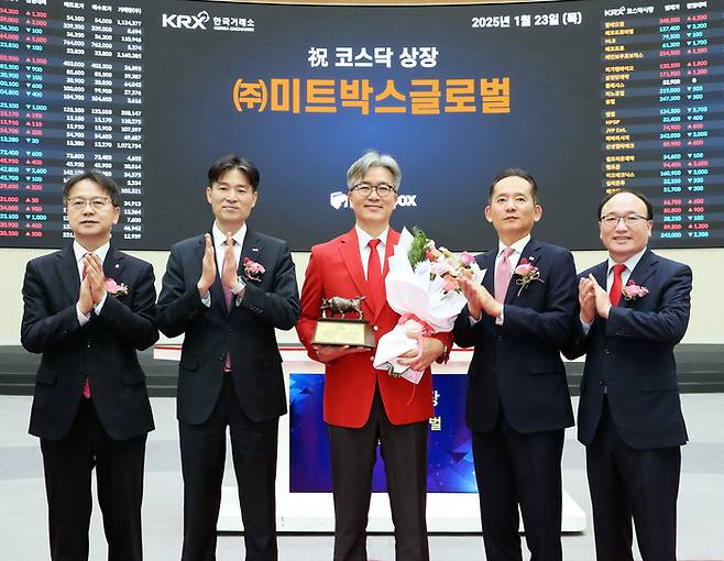 (주)미트박스글로벌 코스닥시장 상장기념식
    (서울=연합뉴스) 23일 서울 영등포구 한국거래소에서 열린 (주)미트박스글로벌 코스닥시장 상장기념식에서 관계자들이 상장기념패 전달 후 기념 촬영하고 있다. 
    왼쪽부터 김대영 한국IR협의회 부회장, 민경욱 한국거래소 코스닥시장본부장, 김기봉 (주)미트박스글로벌 대표이사, 강성범 미래에셋증권 부사장, 강왕락 코스닥협회 부회장. 2025.1.23 [한국거래소 제공. 재판매 및 DB 금지]
    photo@yna.co.kr
(끝)


<저작권자(c) 연합뉴스, 무단 전재-재배포, AI 학습 및 활용 금지>