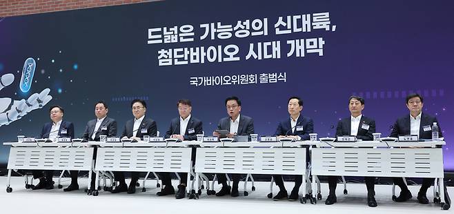 최상목 대통령 권한대행 부총리 겸 기획재정부 장관(왼쪽 다섯째)이 23일 서울 동대문구 서울바이오허브에서 열린 국가바이오위원회 출범식에서 모두발언을 하고 있다. 왼쪽부터 조규홍 보건복지부 장관, 류성호 순천향대학교 교수, 유상임 과학기술정보통신부 장관, 이상엽 국가바이오위원회 부위원장, 최 부총리, 고한승 한국바이오협회 회장(삼성전자 미래사업기획단장), 안덕근 산업통상자원부 장관, 노연홍 한국 제약바이오협회 회장. [기획재정부 제공]