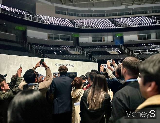 언팩 행사장에 마련된 체험존에서는 갤럭시 S25 엣지의 실물을 볼 수 있었다.  사진은 22일(현지시간) 갤럭시 S25 엣지의 실물을 보기 위해 수많은 인파가 몰린 모습. /사진=김성아 기자