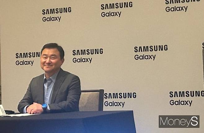 삼성전자는 갤럭시 S25 시리즈를 통해 모바일 AI 경험의 패러다임 변화를 주도하고 전작을 뛰어넘는 판매 성장을 통해 글로벌 1위 위상을 더욱 공고히 할 계획이다. 사진은 22일(현지시간) 미국 새너제이에서 삼성전자 MX사업부장 노태문 사장이 '삼성 갤럭시 언팩 2025' 행사 직후  기자간담회를 진행하고 있는 모습. /사진=김성아 기자