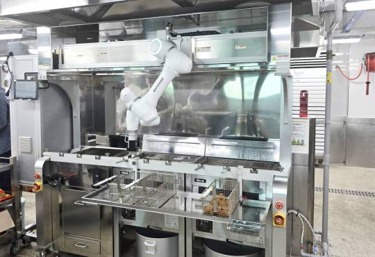 단체급식 튀김 솔루션 두산로보틱스가 개발한 튀김 제조 솔루션. 두산로보틱스 제공.