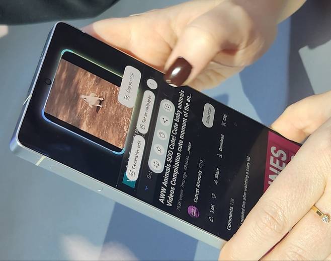 22일(현지시간) 미국 새너제이 SAP센터에서 열린 ‘갤럭시 언팩 2025’에서 갤럭시 S25 울트라를 사용하는 모습. [권제인 기자/eyre@]