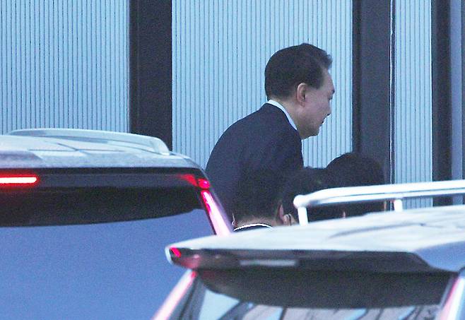 내란 우두머리와 직권남용 권리행사 방해 혐의를 받는 윤석열 대통령이 15일 경기 과천시 정부과천청사 내 고위공직자범죄수사처에 출석하고 있다.  2025.1.15  [공동취재] [연합]