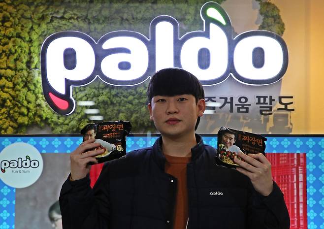 조민우 팔도 브랜드매니저 선임이 출시 10년을 맞은 팔도짜장면을 들어보이고 있다.  [팔도 제공]