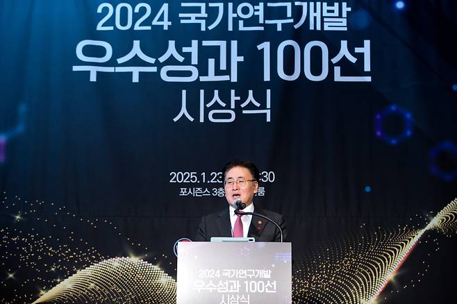유상임 과학기술정보통신부 장관이 23일 오전 서울 종로구 포시즌스호텔에서 열린 ‘2024 국가연구개발 우수성과 100선 시상식’ 에서 축사를 하고 있다.[과기정통부 제공]