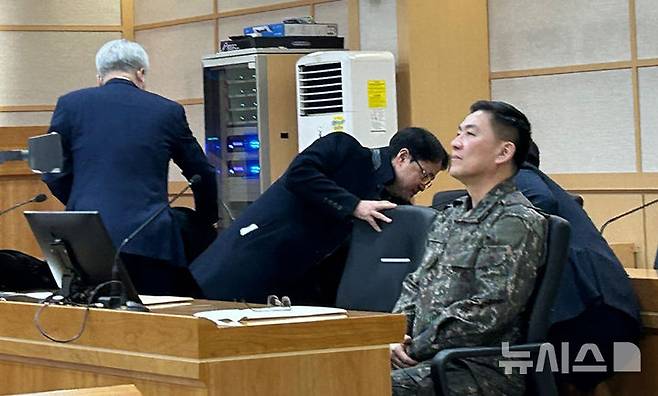 [서울=뉴시스] 이지민 수습기자 = 12·3 비상계엄 사태에 가담해 구속 기소된 이진우 전 수도방위사령관이 23일 서울 중앙지역군사법원에서 열린 공판준비기일에 출석해 있다. 2025.01.23. ezmin@newsis.com