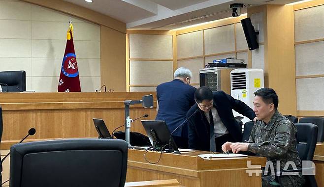 [서울=뉴시스] 이지민 수습기자 = 12·3 비상계엄 사태에 가담해 구속 기소된 이진우 전 수도방위사령관이 23일 서울 중앙지역군사법원에서 열린 공판준비기일에 출석해 있다. 2025.01.23. ezmin@newsis.com