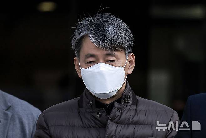 [서울=뉴시스] 정병혁 기자 = 조지호 경찰청장이 지난해 12월13일 서울 서초구 서울중앙지방법원에서 열린 12·3 비상계엄 사태에 동조한 혐의 관련 영장실질심사(구속 전 피의자 심문)를 마친 뒤 법원을 나서고 있다. 2024.12.13. jhope@newsis.com