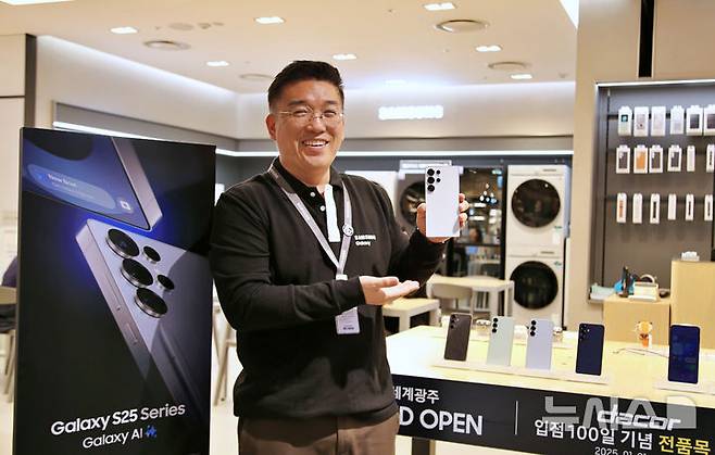 광주신세계 본관 8층 삼성전자 매장에서 새롭게 출시된 '걀럭시 S25'를 선보이고 있다. (사진=광주신세계 제공) photo@newsis.com *재판매 및 DB 금지