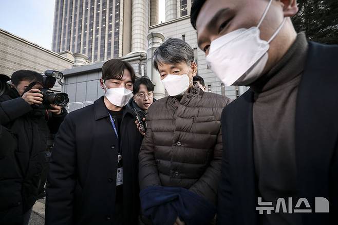 [서울=뉴시스] 정병혁 기자 = 조지호 경찰청장이 13일 서울 서초구 서울중앙지방법원에서 열린 12·3 비상계엄 사태에 동조한 혐의 관련 영장실질심사(구속 전 피의자 심문)를 마친 뒤 법원을 나서고 있다. 2024.12.13. jhope@newsis.com