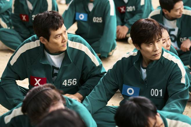 이정재는 성기훈이 시즌1에서 1번 참가자인 오일남(오영수)을 겪고도, 시즌2에서 1번을 맡은 오영일의 정체를 의심을 하지 않는 것과 관련 "성기훈이 그렇게 똘똘한 친구가 아니다"고 웃었다. 넷플릭스 제공