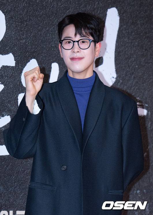 [OSEN=김성락 기자] 16일 오전 서울 강남구 메가박스 코엑스에서 영화 ‘서울의 봄’ 쇼케이스 및 VIP 시사회 포토월 행사가 열렸다. 가수 표지훈이 포토타임을 갖고 있다. 2023.11.16 /ksl0919@osen.co.kr