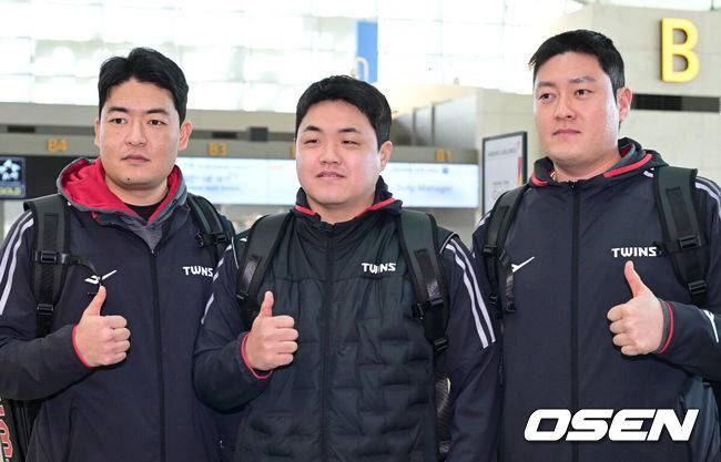 [OSEN=인천공항, 최규한 기자] 프로야구 LG 트윈스가 23일 오전 미국 애리조나에서 열리는 스프링캠프를 위해 인천공항을 통해 출국했다.2025 LG 애리조나 스프링캠프에는 염경엽 감독을 비롯한 코칭스태프 18명, 그리고 주장 박해민을 비롯한 선수 42명이 참가한다. 미국 스프링캠프를 마친 엘지는 오는 2월 24일 일본 오키나와에서 2차 스프링캠프를 펼칠 예정이다.LG에 합류한 심창민, 장현식, 김강률(왼쪽부터)이 출국을 앞두고 포즈를 취하고 있다. 2025.01.23 / dreamer@osen.co.kr