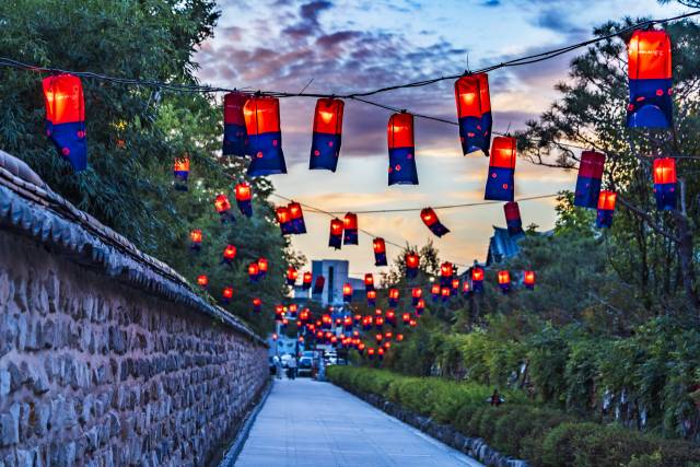 ▲남원 광한루원 돌담의 밤풍경ⓒ남원시